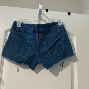 No boundaries Jean Shorts
Size 3